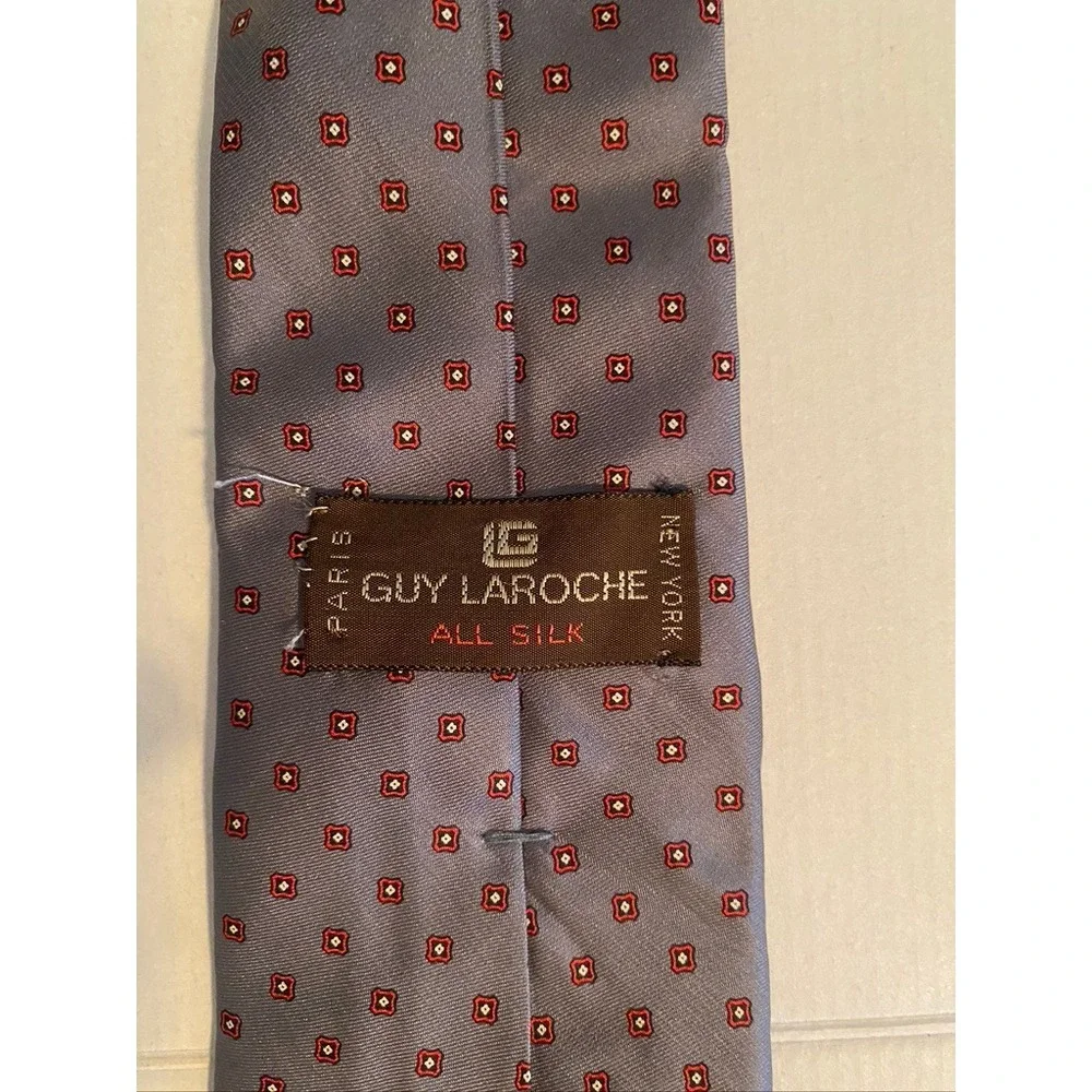 Guy Laroche Paris Mens Silk Necktie Grey Red Geometric Medallion Pattern Tie